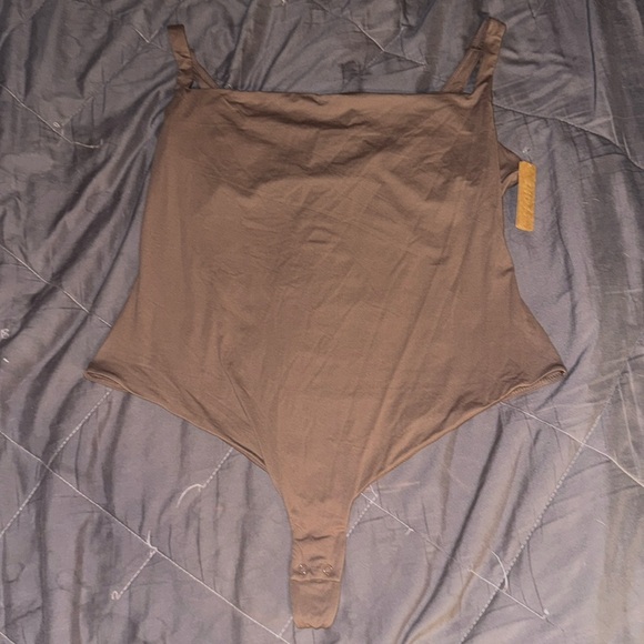 SKIMS FITS EVERYBODY SQUARE NECK BODYSUIT - Picture 1 of 4